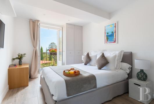 A renovated farmhouse surrounded by extensive grounds leading down to the sea, between Toulon and Hyères on the Var coast - photo  n°23